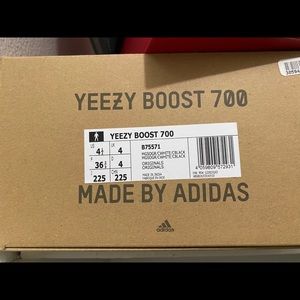 Yeezys boost 700